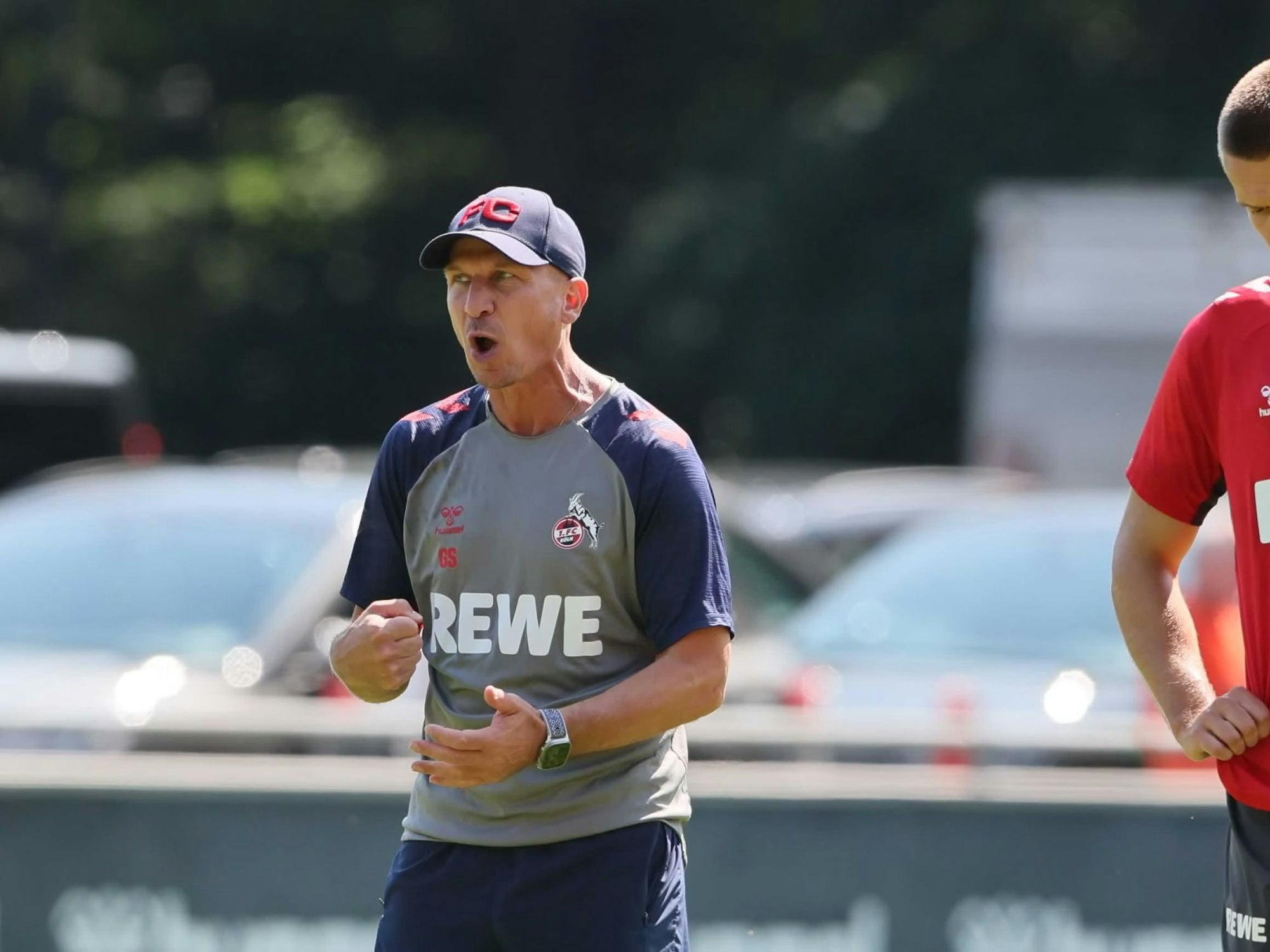 Gerhard Struber macht Ansagen im Training.