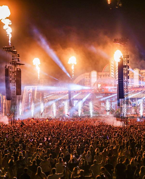 Die Main Stage mit Licht- und Lasershow beim Electronic Music Festival «Parookaville» auf dem Flughafen Niederrhein.