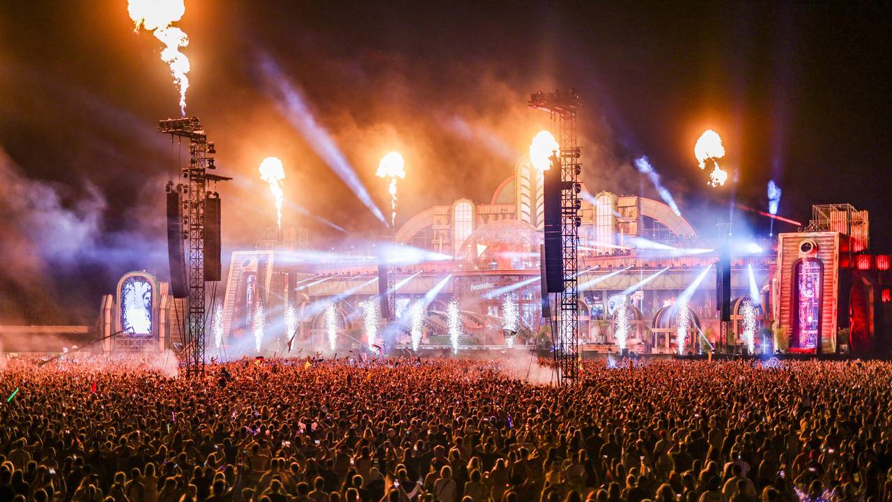 Die Main Stage mit Licht- und Lasershow beim Electronic Music Festival «Parookaville» auf dem Flughafen Niederrhein.