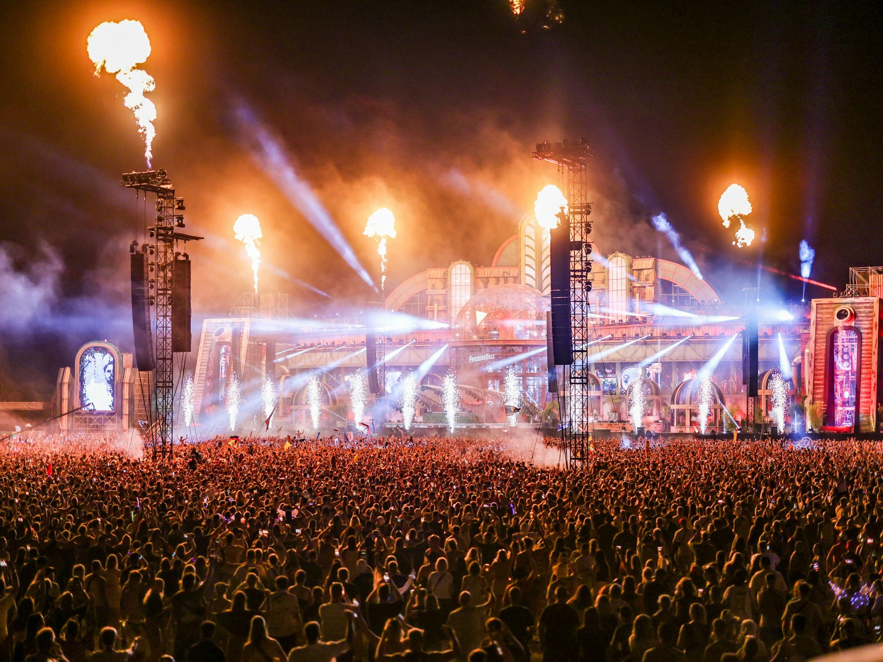 Die Main Stage mit Licht- und Lasershow beim Electronic Music Festival «Parookaville» auf dem Flughafen Niederrhein.