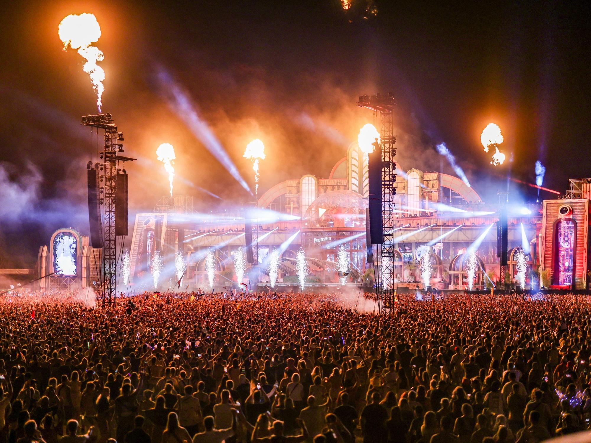 Die Main Stage mit Licht- und Lasershow beim Electronic Music Festival «Parookaville» auf dem Flughafen Niederrhein.