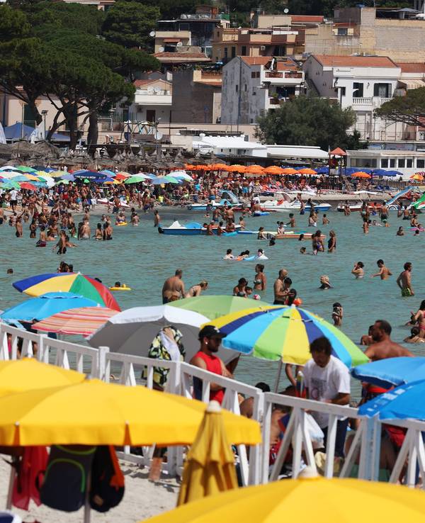 Zahlreiche Menschen sind am Strand von Mondello zu sehen. Temperaturen um die 40 Grad tagsüber machen den Menschen in weiten Teilen Siziliens zu schaffen