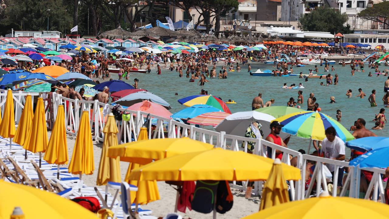 Zahlreiche Menschen sind am Strand von Mondello zu sehen. Temperaturen um die 40 Grad tagsüber machen den Menschen in weiten Teilen Siziliens zu schaffen