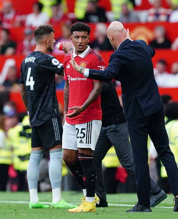 Erik ten Hag diskutiert mit Jaden Sancho.