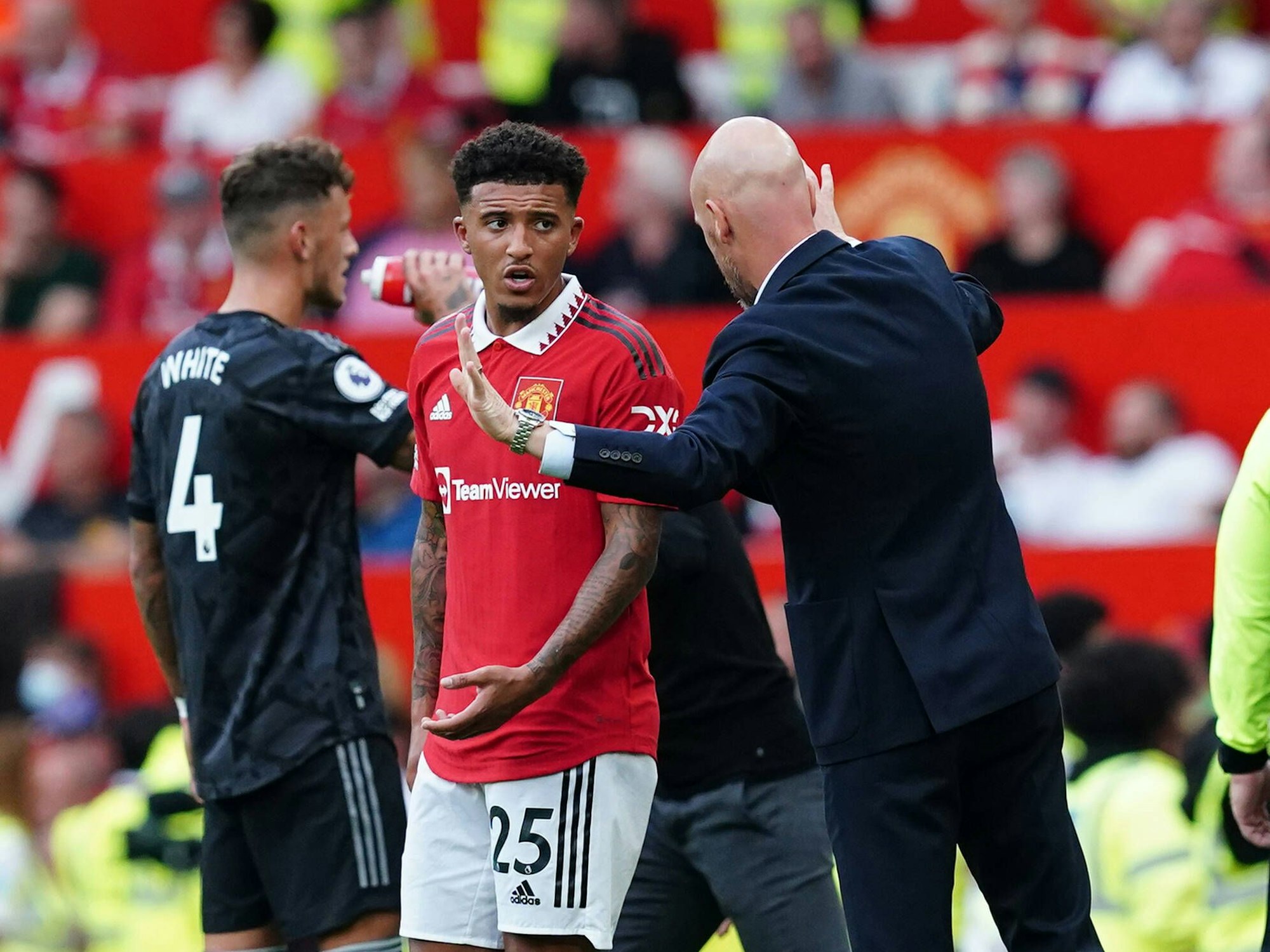 Erik ten Hag diskutiert mit Jaden Sancho.