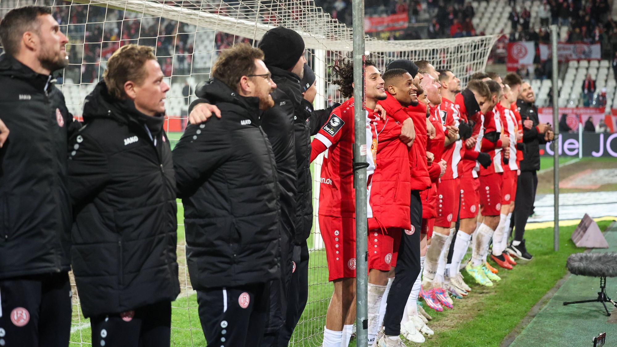 Die Spieler von Rot-Weiss Essen feiern mit ihren Fans nach dem Spiel gegen Viktoria Köln.