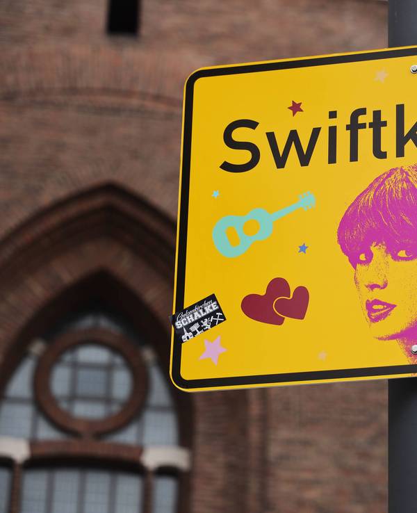 Überall in Gelsenkirchen wurden anlässlich ihrer Shows in der Veltins-Arena Stadt-Schilder mit dem Schriftzug „Swiftkirchen“ aufgehängt.