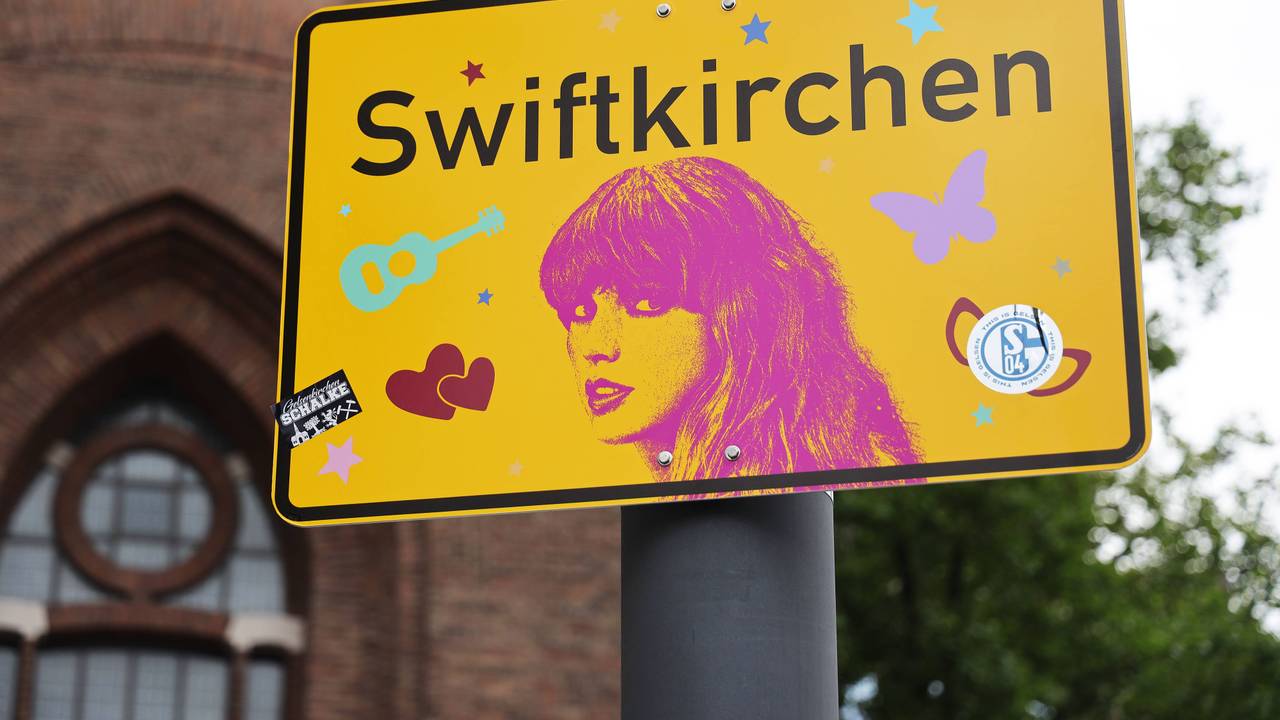 Überall in Gelsenkirchen wurden anlässlich ihrer Shows in der Veltins-Arena Stadt-Schilder mit dem Schriftzug „Swiftkirchen“ aufgehängt.