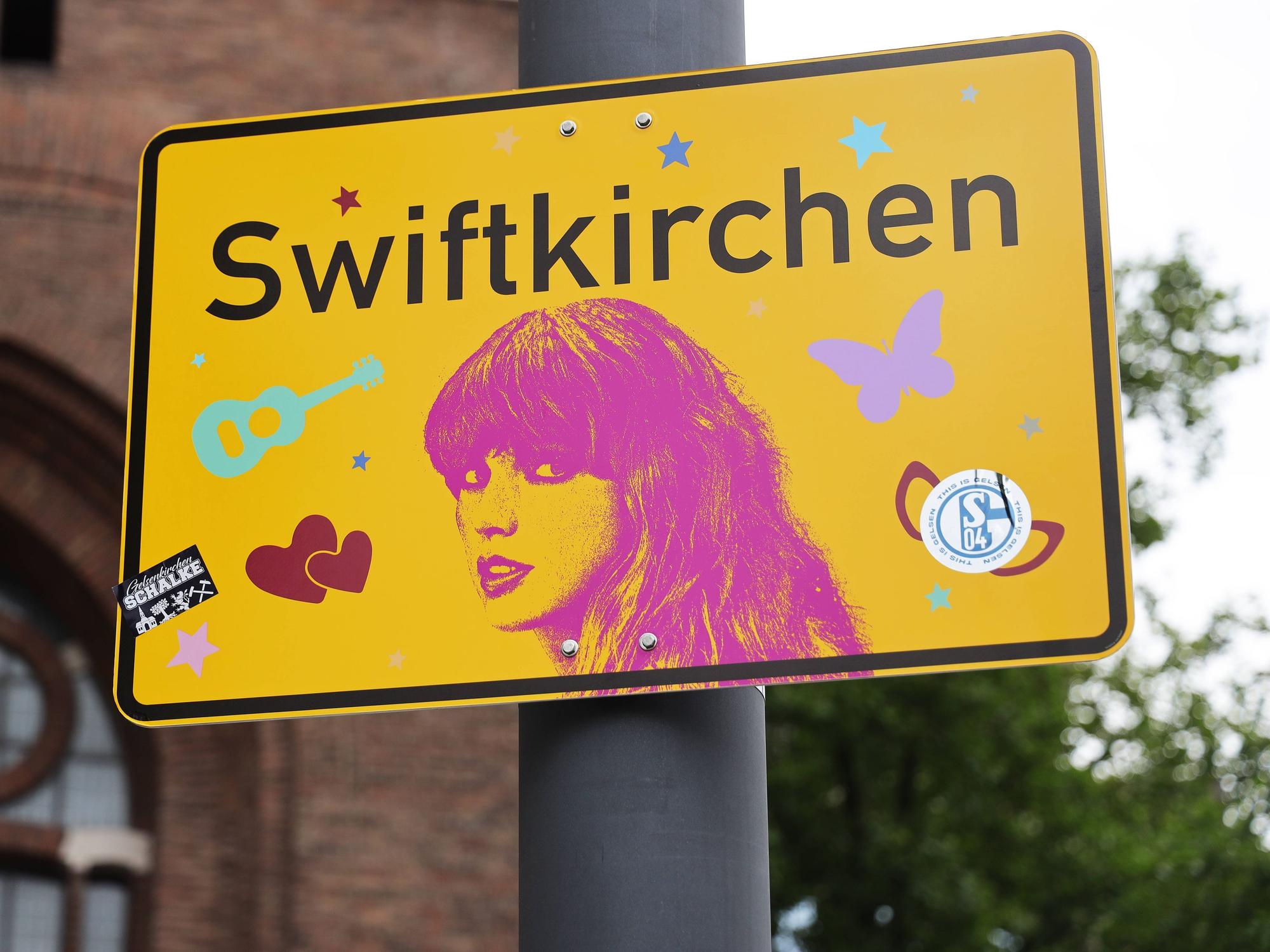 Überall in Gelsenkirchen wurden anlässlich ihrer Shows in der Veltins-Arena Stadt-Schilder mit dem Schriftzug „Swiftkirchen“ aufgehängt.