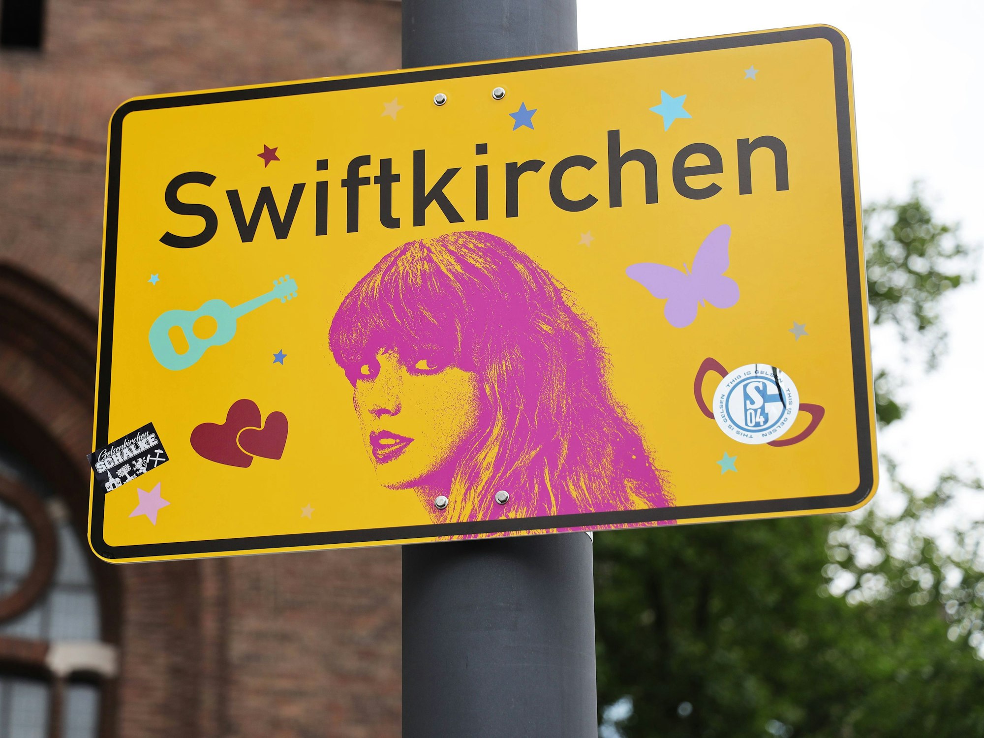Überall in Gelsenkirchen wurden anlässlich ihrer Shows in der Veltins-Arena Stadt-Schilder mit dem Schriftzug „Swiftkirchen“ aufgehängt.
