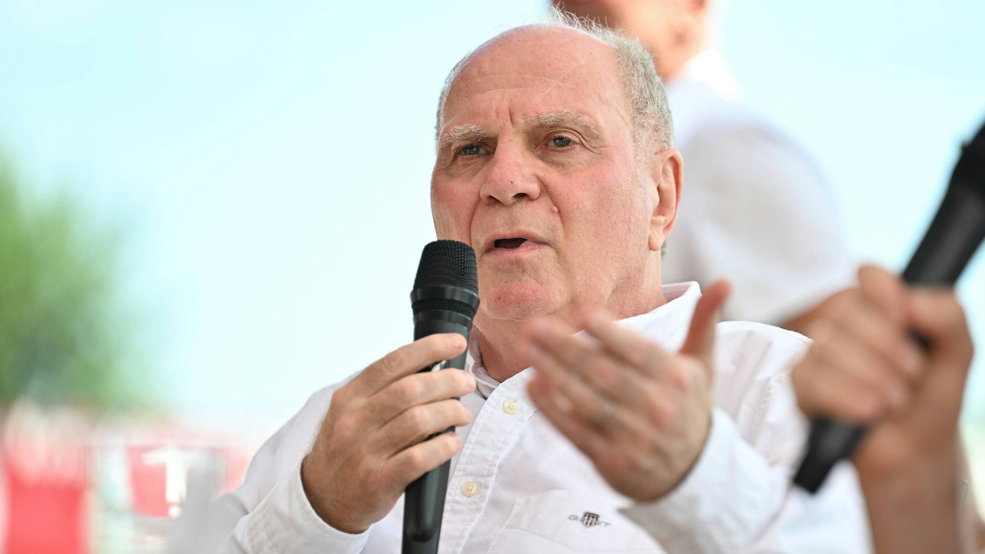 Uli Hoeneß spricht bei einem Talk im Stadion des SV Seligenporten in Bayern.