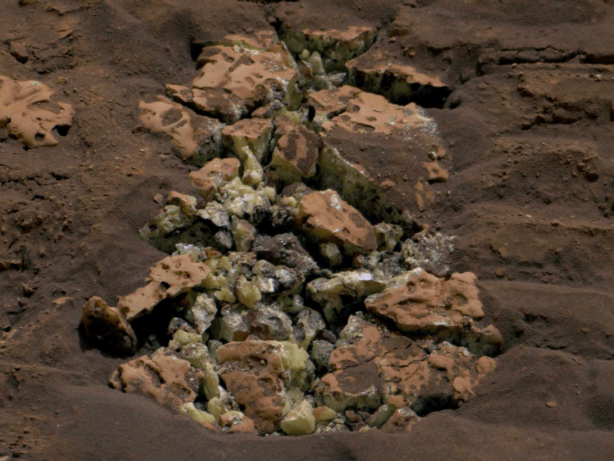 In einem zerbrochenen Stein fand Mars-Rover „Curiosity“ am 30. Mai 2024 kleine gelbe Schwefelkristalle.