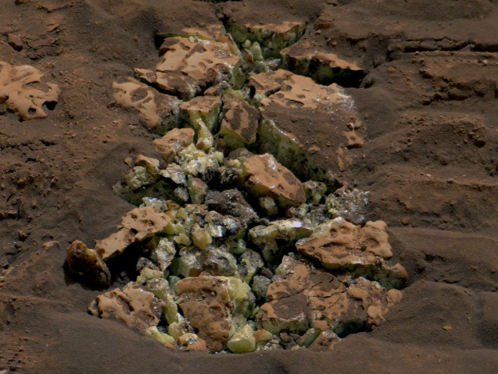 In einem zerbrochenen Stein fand Mars-Rover „Curiosity“ am 30. Mai 2024 kleine gelbe Schwefelkristalle.