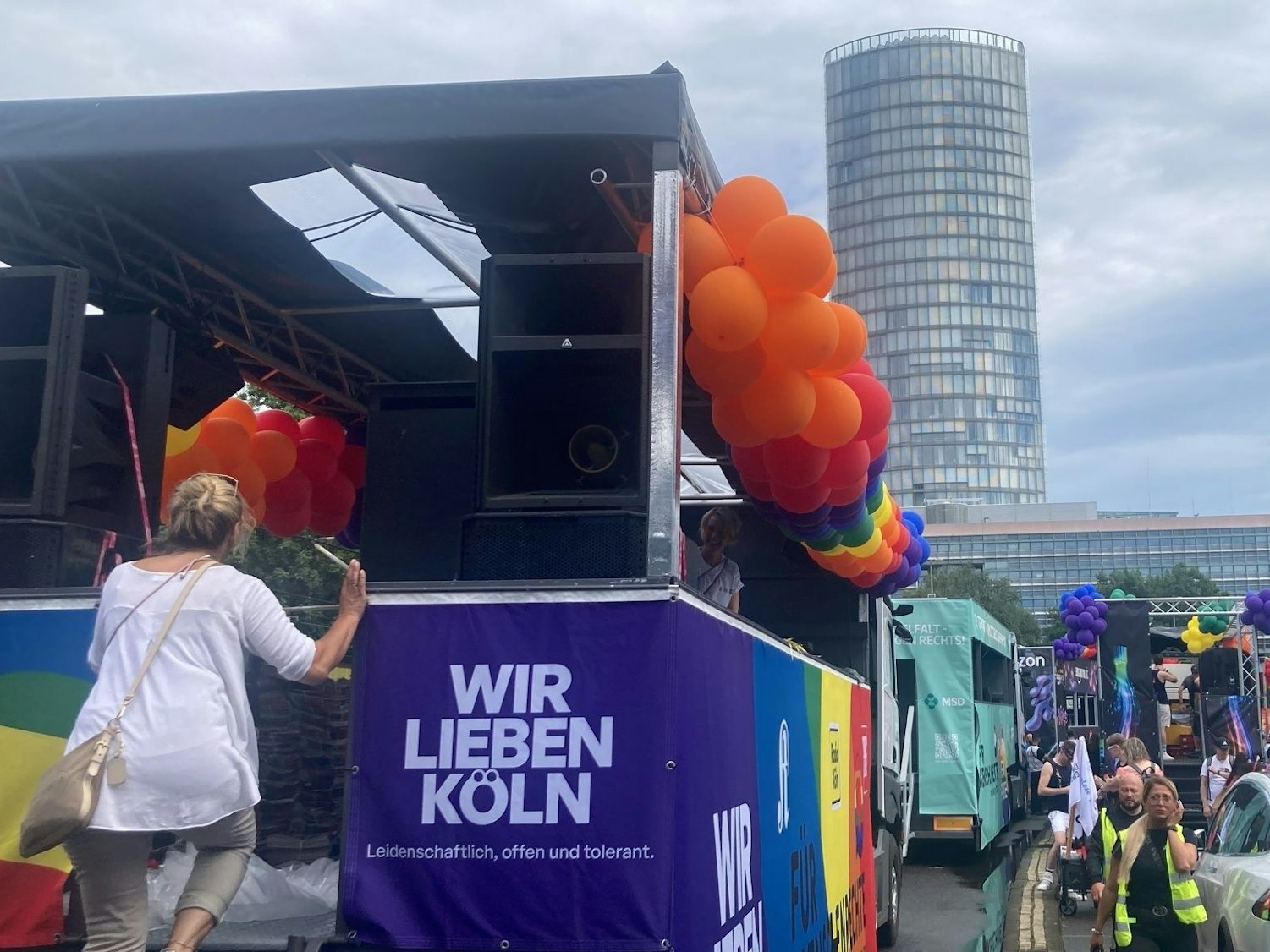 Ein gemeinsamer Wagen von EXPRESS, Kölner Stadt-Anzeiger und Radio Köln steht für die CSD-Parade parat.