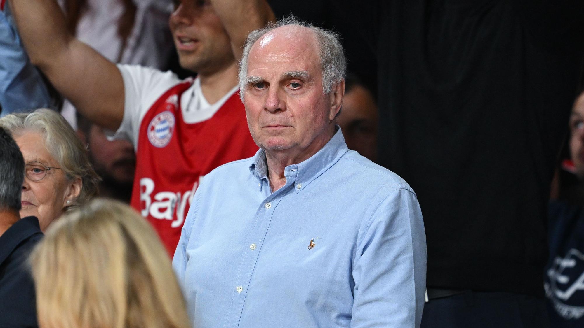 Uli Hoeneß bei einem Basketball-Spiel.