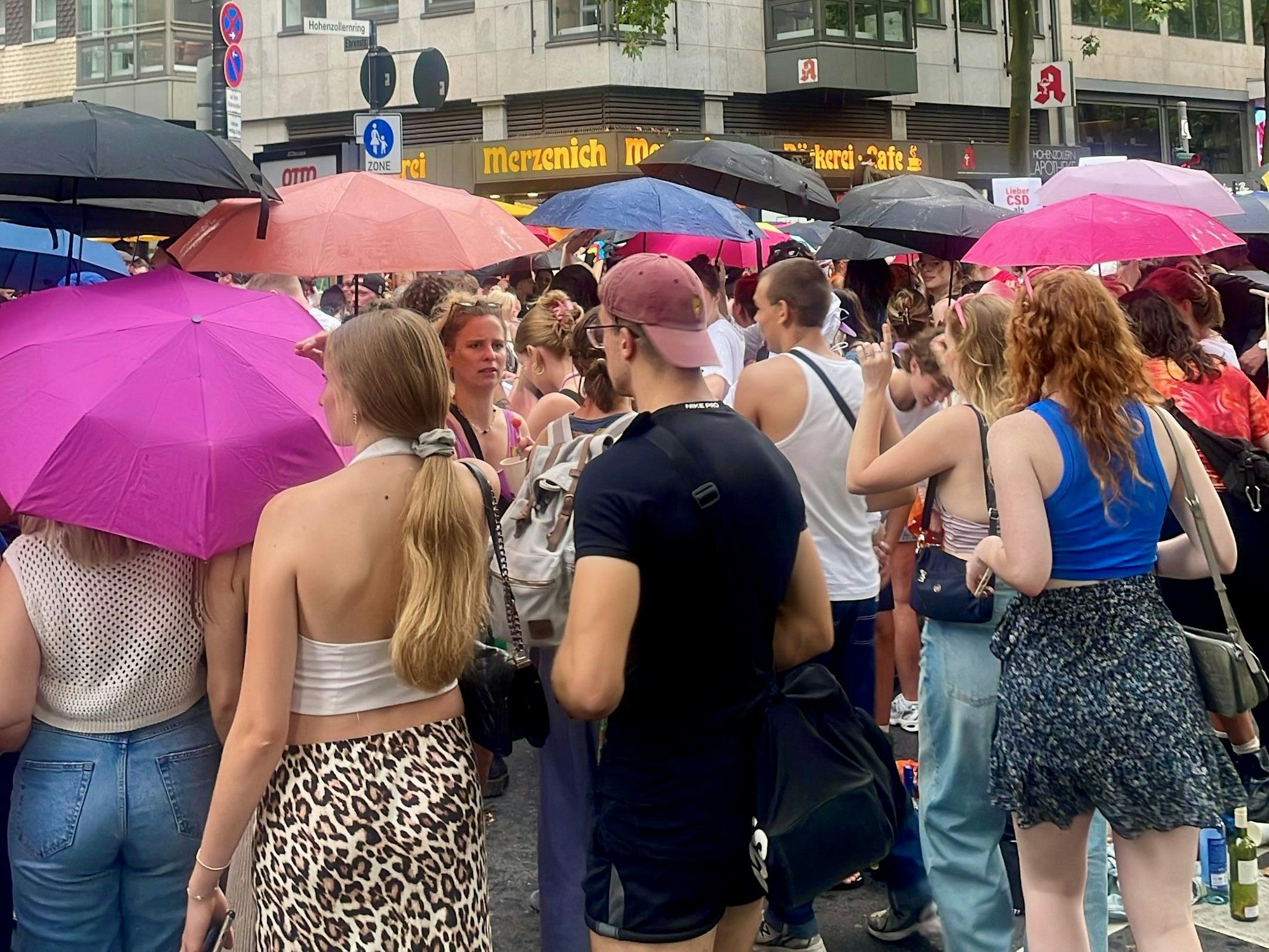 Menschen haben Regenschirme aufgespannt.