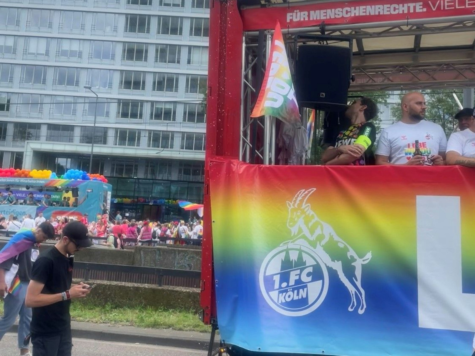 Der Wagen des 1. FC Köln bei der CSD-Parade.