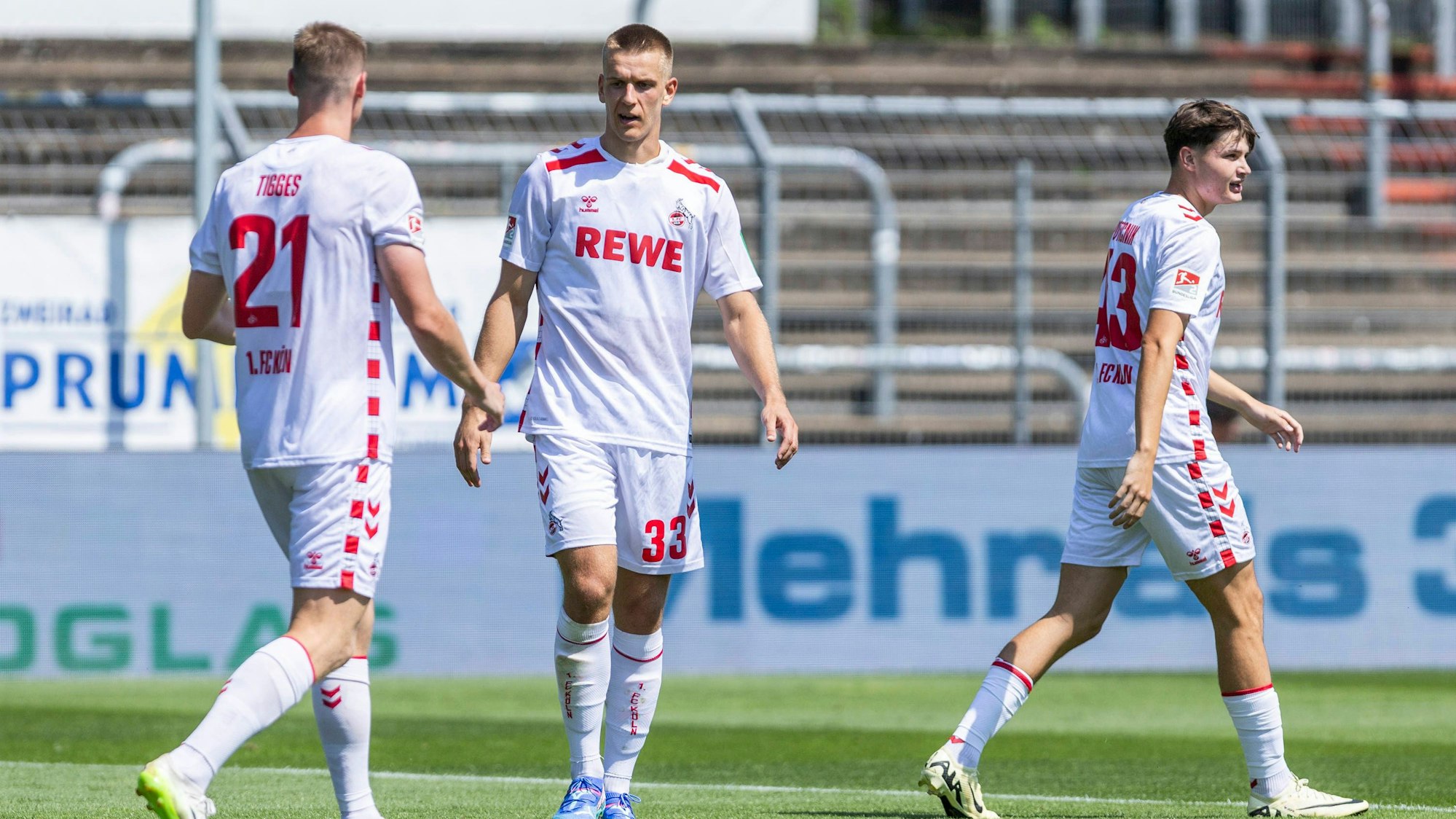 Florian Dietz (M.), Steffen Tigges und Jaka Cuber Potocnik am Samstag (20. Juli 2024) beim FC-Testspiel gegen Viktoria Köln.