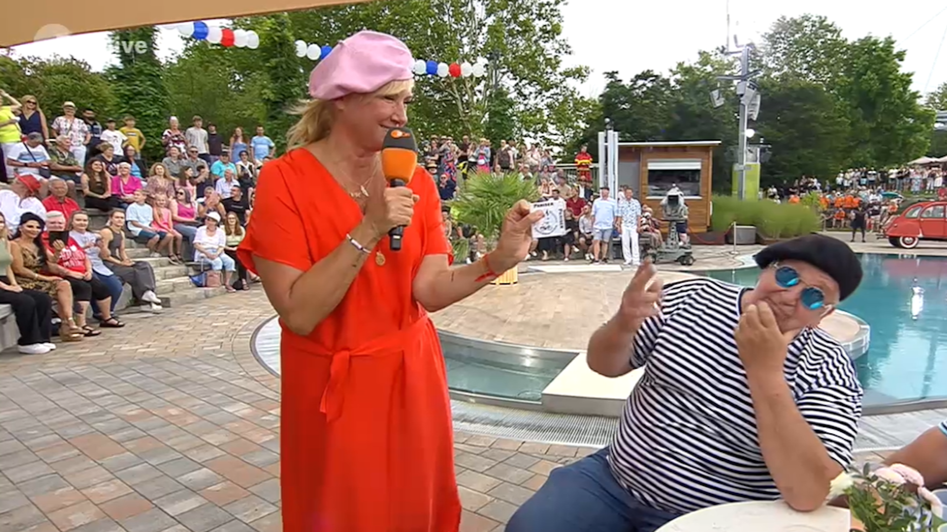 Andrea Kiewel bekommt von einem Zuschauer ein Geschenk überreicht.