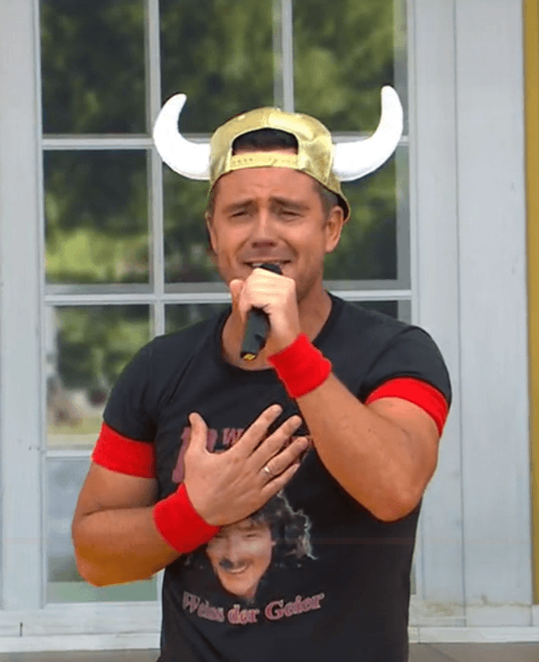 Lorenz Büffel und Knossi performen auf der „Immer wieder sonntags“-Bühne.