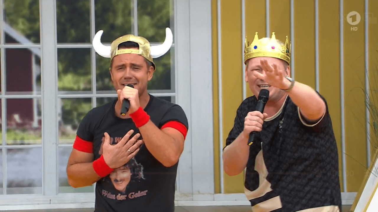 Lorenz Büffel und Knossi performen auf der „Immer wieder sonntags“-Bühne.