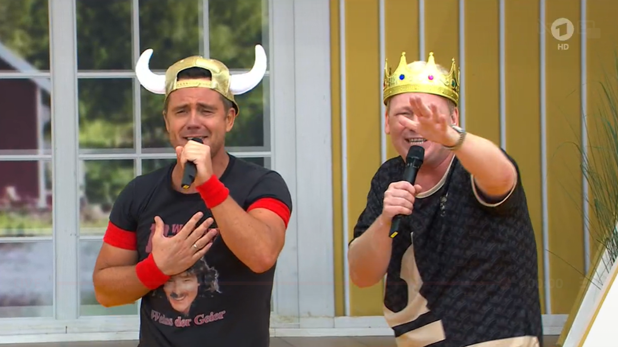 Lorenz Büffel und Knossi performen auf der „Immer wieder sonntags“-Bühne.