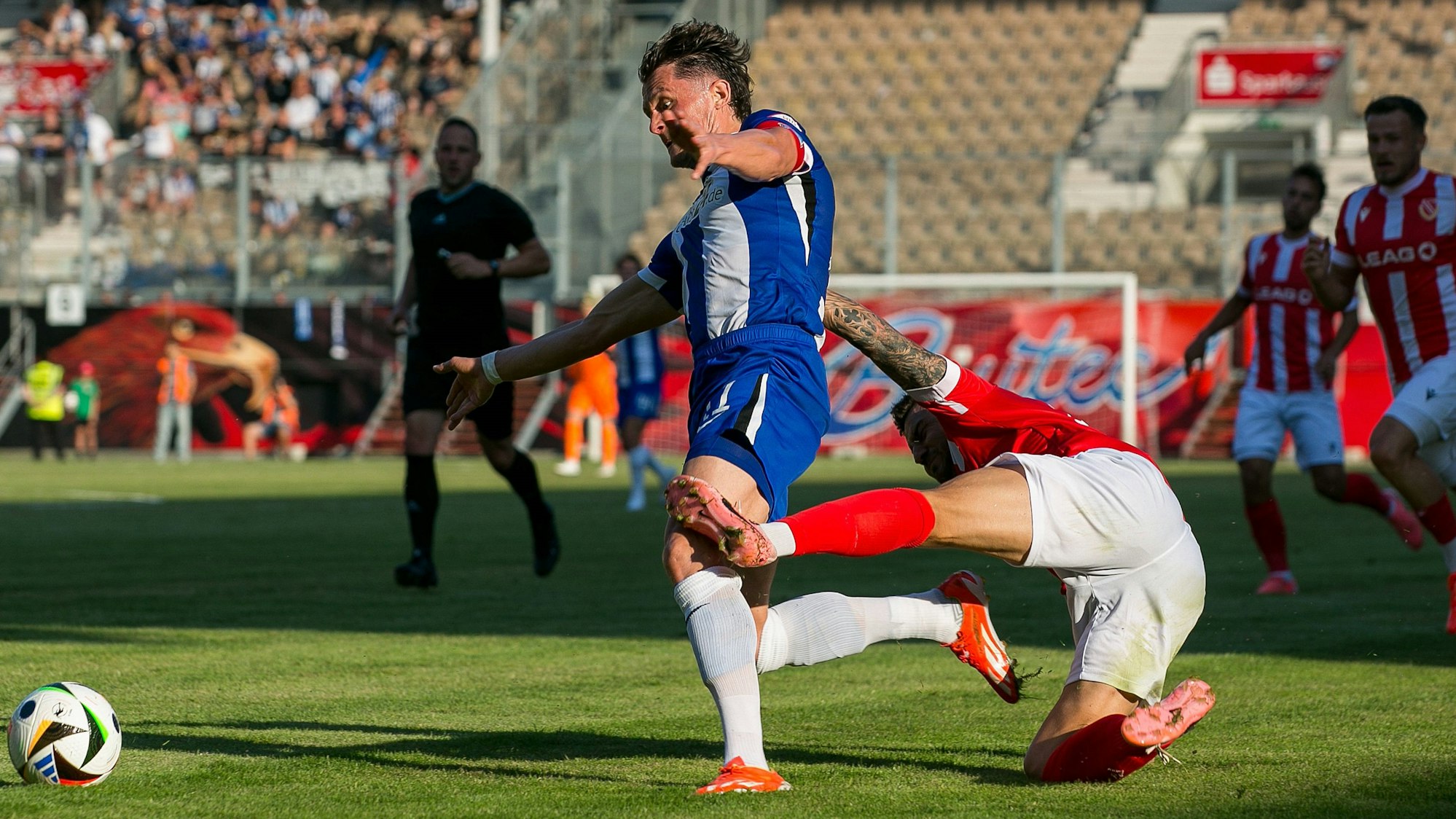 Filip Kusic stoppt Fabian Reese im Testspiel zwischen Energie Cottbus und Hertha BSC mit einem Foul.