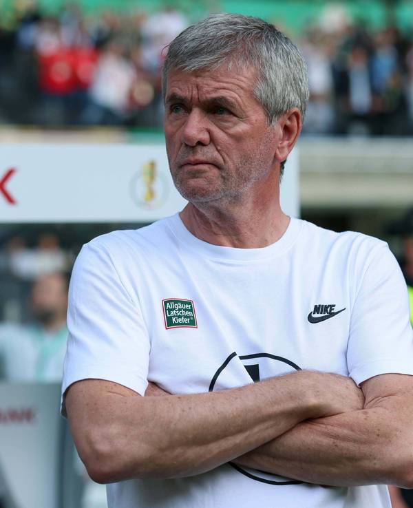 Friedhelm Funkel steht beim DFB-Pokalfinale im Stadion.