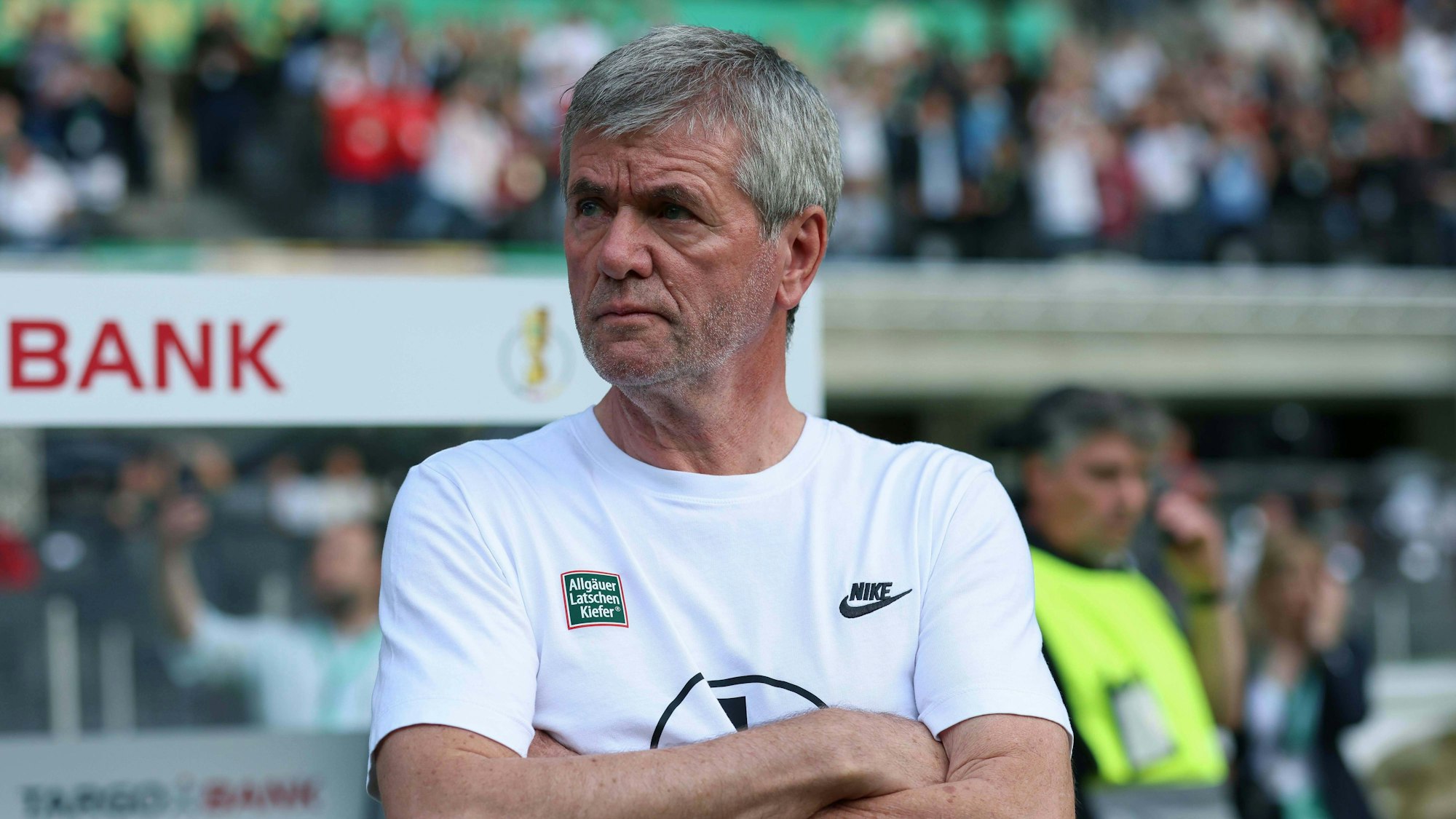 Friedhelm Funkel steht beim DFB-Pokalfinale im Stadion.