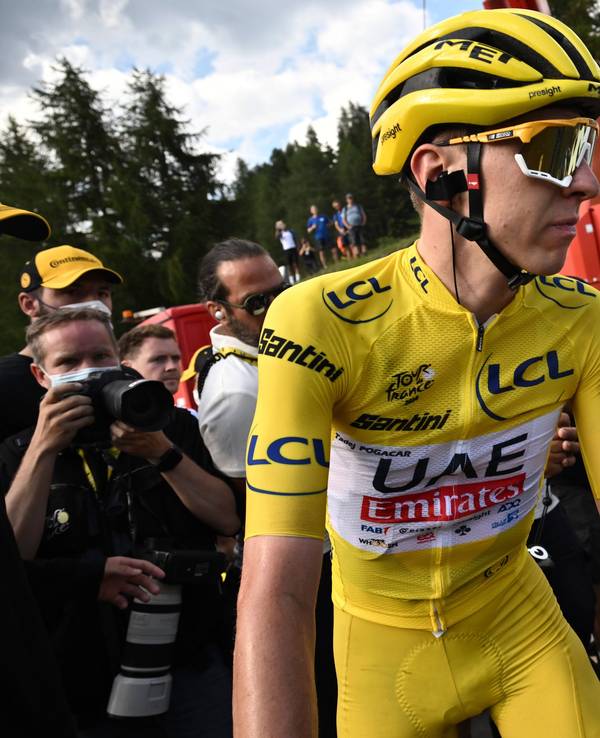 Tadej Pogacar nach der 20. Etappe der Tour de France im Ziel mit Verfolger Jonas Vingegaard (r.).