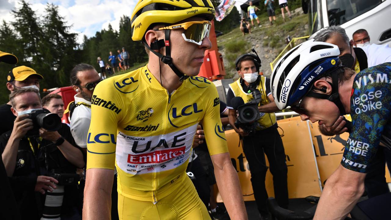 Tadej Pogacar nach der 20. Etappe der Tour de France im Ziel mit Verfolger Jonas Vingegaard (r.).
