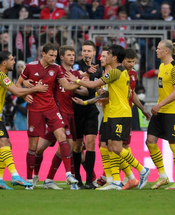 Der Brasilianer Reinier (4.v.r.), einst von Real Madrid an Borussia Dortmund ausgeliehen, bei einer Rudelbildung in der Bundesliga.