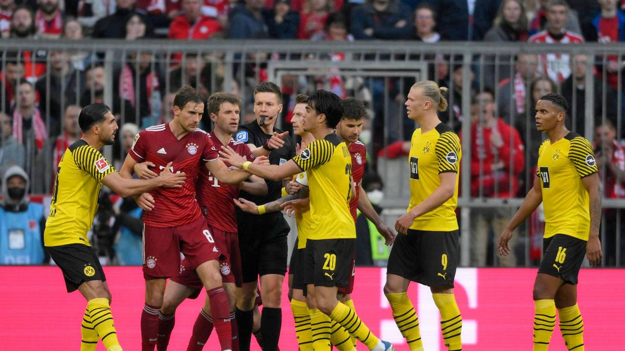 Der Brasilianer Reinier (4.v.r.), einst von Real Madrid an Borussia Dortmund ausgeliehen, bei einer Rudelbildung in der Bundesliga.