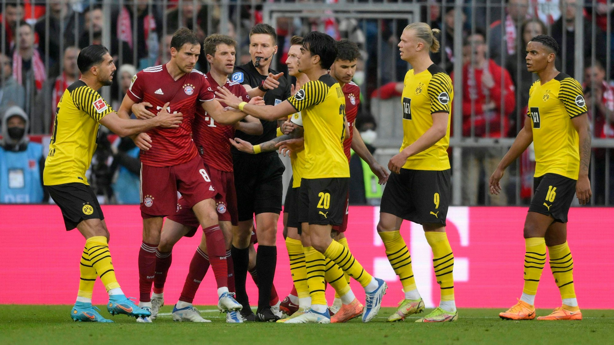 Der Brasilianer Reinier (4.v.r.), einst von Real Madrid an Borussia Dortmund ausgeliehen, bei einer Rudelbildung in der Bundesliga.