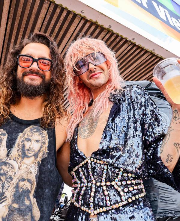 Die Brüder Tom Kaulitz (links) und Bill Kaulitz feiern auf einem Wagen beim CSD in Köln.