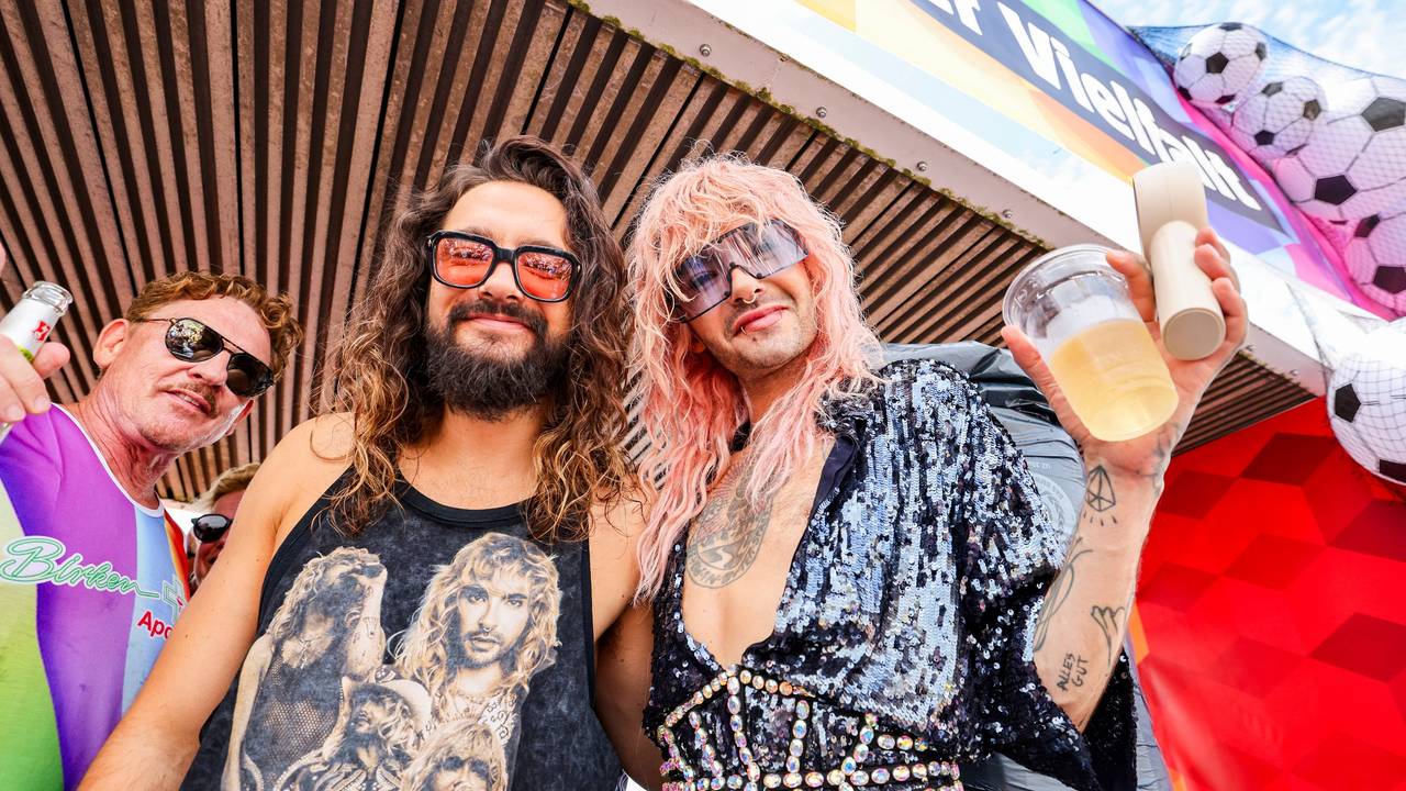 Die Brüder Tom Kaulitz (links) und Bill Kaulitz feiern auf einem Wagen beim CSD in Köln.
