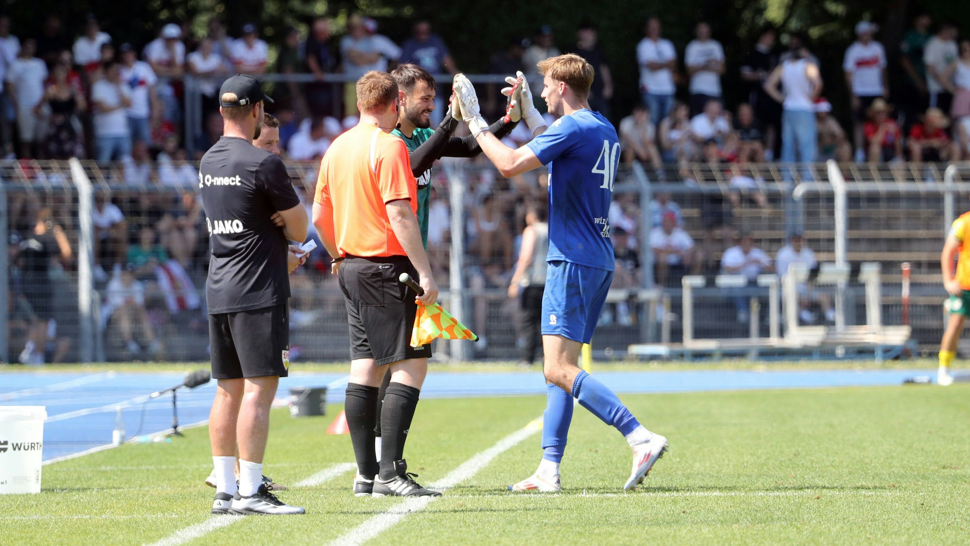 Kurioser Testspiel-Moment: Stefan Drljaca wird beim Duell des VfB Stuttgart gegen Fortuna Sittard für Niels Martens eingewechselt.