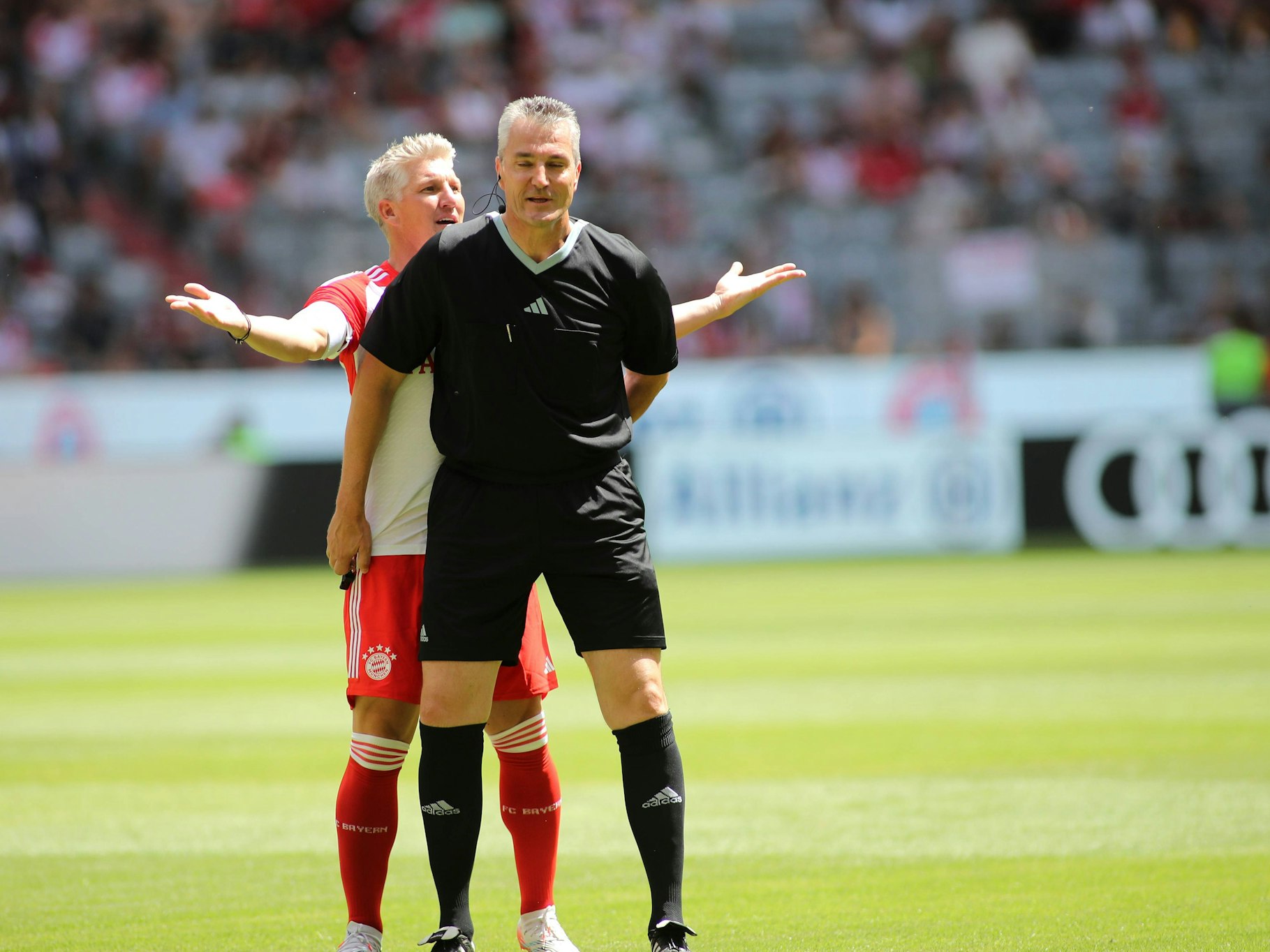 Bastian Schweinsteiger legt sich bei einem Legendenspiel zum Spaß mit Schiedsrichter Knut Kircher an.