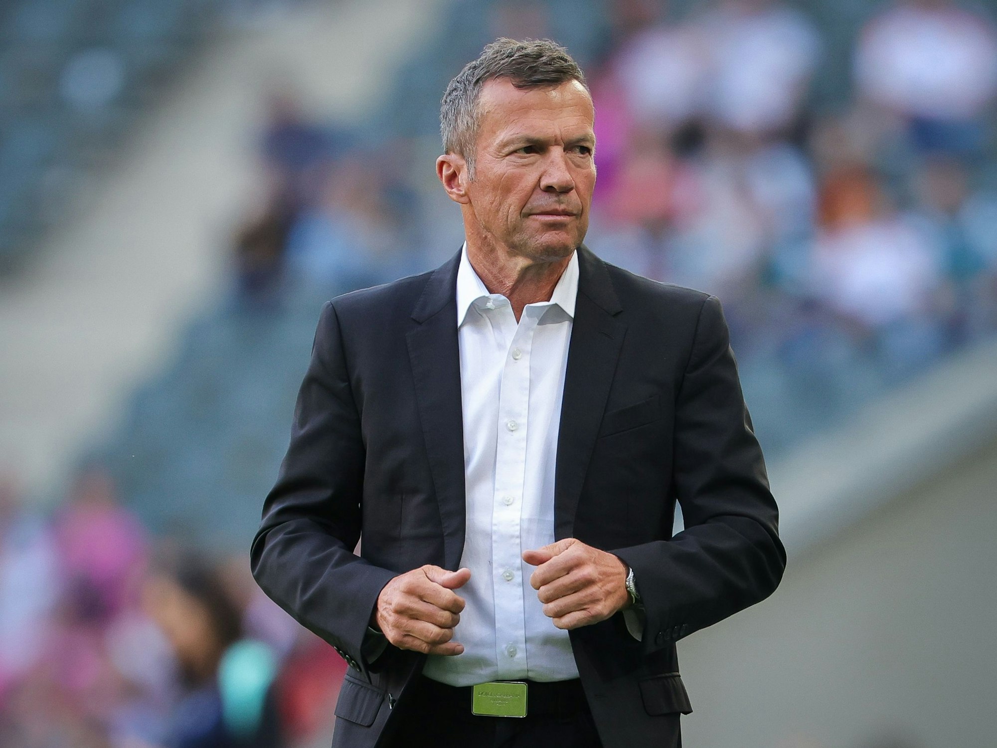 Lothar Matthäus richtet sich das Sakko.