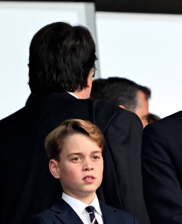 Prinz George und Prinz William gucken das EM-Finalspiel im Berliner Olympiastadion.