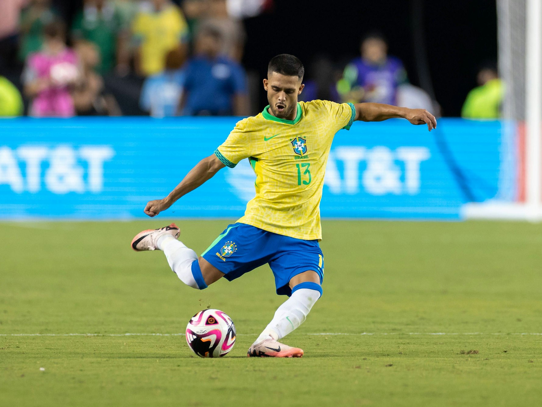 Yan Couto spielt einen Ball.