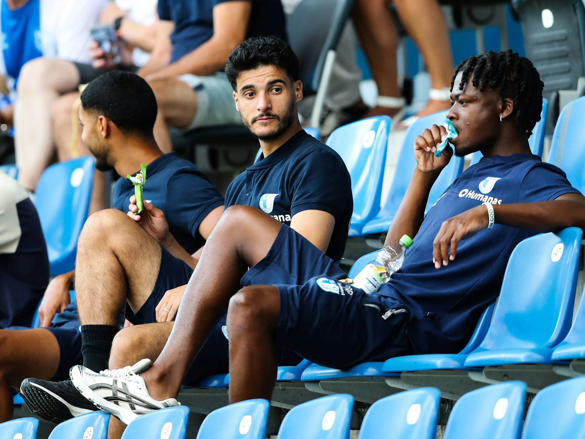 Pierre Nadjombe sitzt auf der Tribüne.