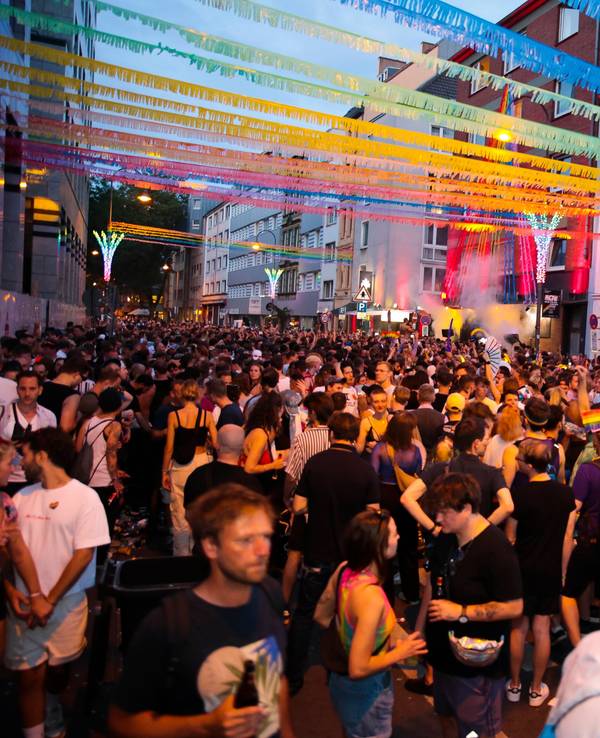 Ein Blick auf die Schaafenstraße während der Cologne-Pride-Feier am 21. April 2024.