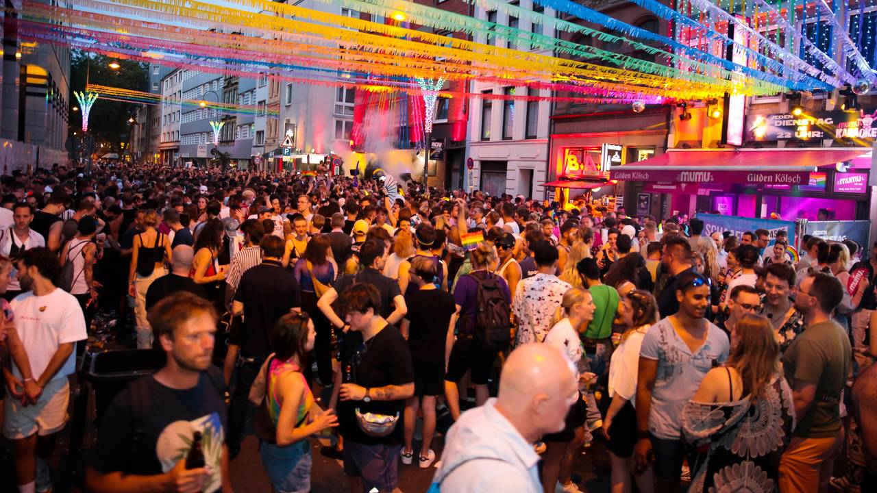 Ein Blick auf die Schaafenstraße während der Cologne-Pride-Feier am 21. April 2024.