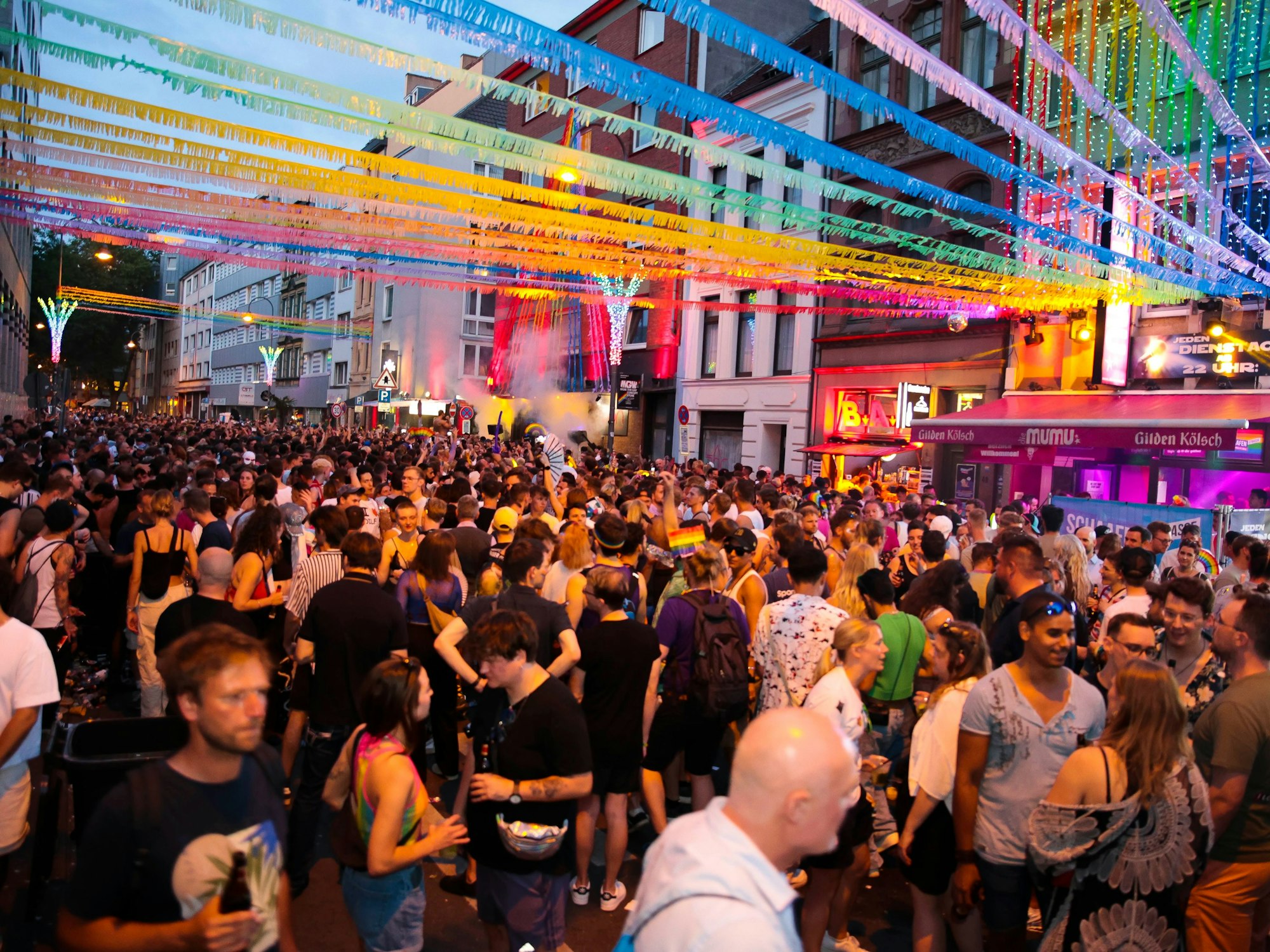 Ein Blick auf die Schaafenstraße während der Cologne-Pride-Feier am 21. April 2024.