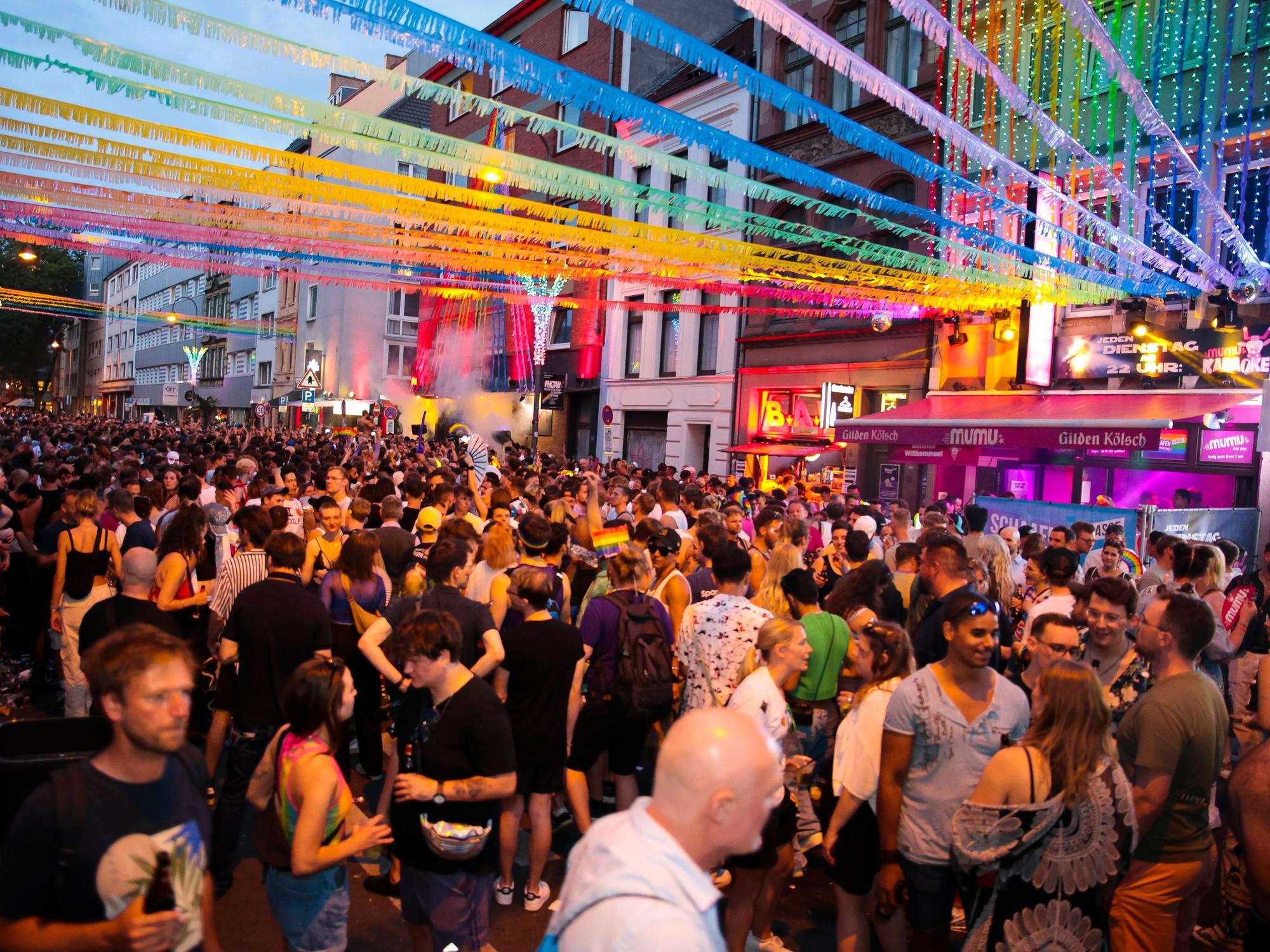 Party auf der Schaafenstraße in Köln am CSD-Sonntag.