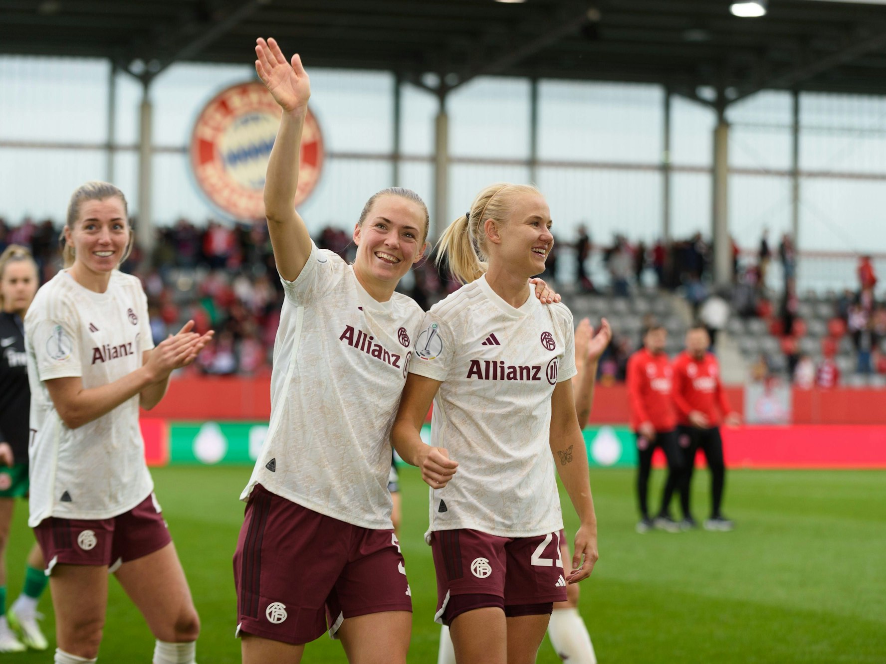 Magdalena Eriksson und Pernille Harder vom FC Bayern München.