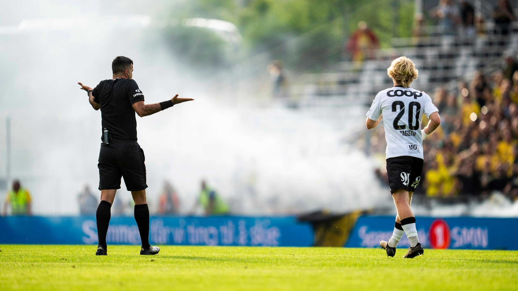 Was soll ich machen?“, scheint Schiedsrichter Rohit Saggi beim Erstliga-Spiel zwischen Rosenborg Trondheim und Lilleström SK gestenreich anzuzeigen
