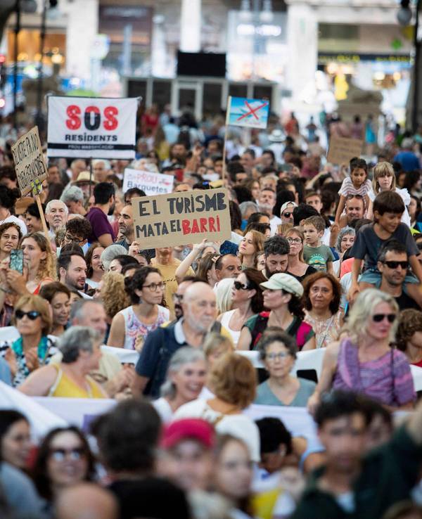 Menschen demonstrieren am 21. Juli 2024 auf Mallorca gegen den Massentourismus.