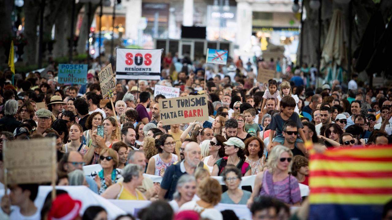 Menschen demonstrieren am 21. Juli 2024 auf Mallorca gegen den Massentourismus.